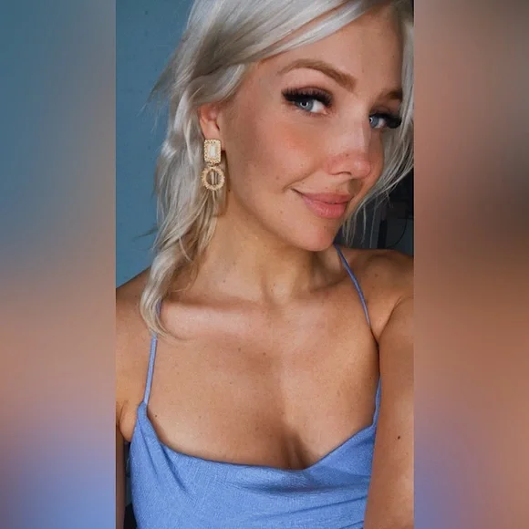 ✨🌈 Gold Square Drop Earrings 🌈✨ - Picture 13 of 14